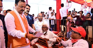 – ​उप मुख्यमंत्री ने लाभार्थियों को दिए प्रशस्ति पत्र और दिव्यांगों को वितरित की ट्राई-साइकिल