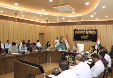 जिलाधिकारी ने कर-करेत्तर एवं राजस्व कार्यों तथा सीएम डैशबोर्ड की प्रगति की करी समीक्षा