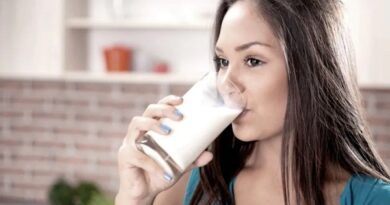 दूध के साथ इस चीज का करते हैं सेवन तो हो जाए सावधान, सेहत को होंगे कई नुकसान