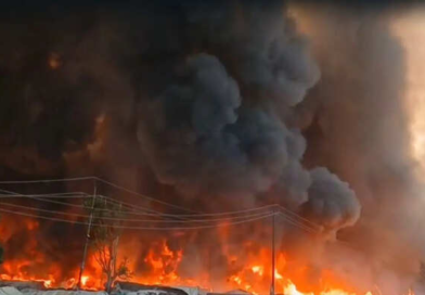 लखनऊ के विकास नगर में भीषण अग्निकांड: झुग्गी-झोपड़ियों में लगी आग से मचा हड़कंप, सिलेंडर धमाकों से दहशत, कई किलोमीटर तक दिखीं लपटें