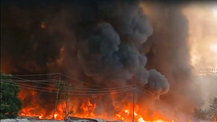 लखनऊ के विकास नगर में भीषण अग्निकांड: झुग्गी-झोपड़ियों में लगी आग से मचा हड़कंप, सिलेंडर धमाकों से दहशत, कई किलोमीटर तक दिखीं लपटें