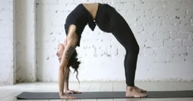 कमर दर्द और रीढ़ की जकड़न से छुटकारा दिलाता है चक्रासन योगासन