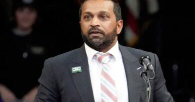 सीनेट में FBI चीफ और डेमोक्रेटिक सांसदों के बीच तीखी नोकझोंक, निजी हमलों तक पहुंची जुबानी जंग
