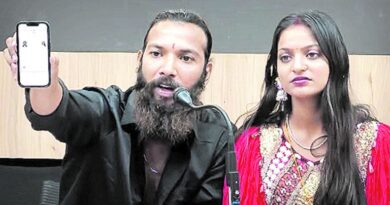 महाकुंभ की वायरल मोनालिसा पहुंची हाईकोर्ट, खुद को नाबालिग बताए जाने के खिलाफ दायर की याचिका