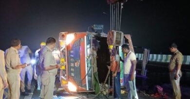हापुड़ में गंगा एक्सप्रेसवे पर दर्दनाक हादसा: डिवाइडर से टकराया कैंटर