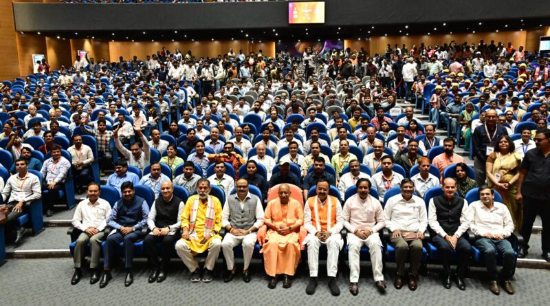 अटल आवासीय विद्यालय के मेधावी छात्रों को टैबलेट वितरित से होगा उनकी शिक्षा में सुधार – देश का भविष्य हैं छात्र