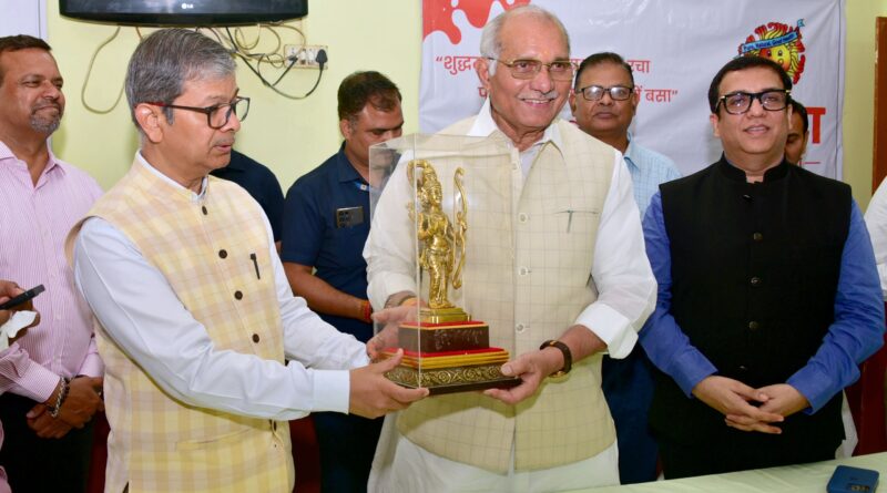 अंतर्राष्ट्रीय श्रमिक दिवस पर पराग फैक्ट्री, चक गंजरिया में श्रमिकों का सम्मान  प्रदेश को वन ट्रिलियन डॉलर इकोनॉमी बनाने के लक्ष्य की आधारशिला हैं हमारे श्रमिक