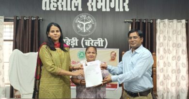 बहेड़ी में आईजीआरएस शिकायत का त्वरित निस्तारण, आवासहीन परिवार को मिला आवासीय पट्टा