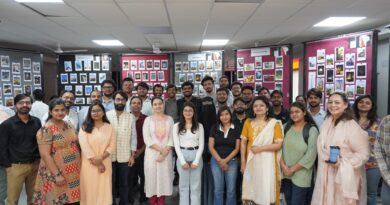 “दृश्य से संवेदना तक” प्रदर्शनी में उभरी युवा फोटोग्राफर्स की रचनात्मक दृष्टि, एक तस्वीर में दिखीं वास्तुकला, संस्कृति और मानवीय भावनाओं की गहराई