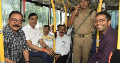 प्रधानमंत्री की अपील का जनपद में दिखने लगा असर, जिलाधिकारी ने अधिकारियों संग इलेक्ट्रिक बस से किया सफर