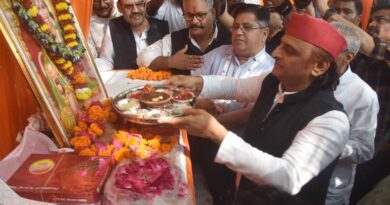 बड़े मंगल पर हजरतगंज में फोटोग्राफर्स के भंडारे में शामिल हुए अखिलेश यादव, बोले—“गंगा-जमुनी तहजीब ही देश की ताकत”