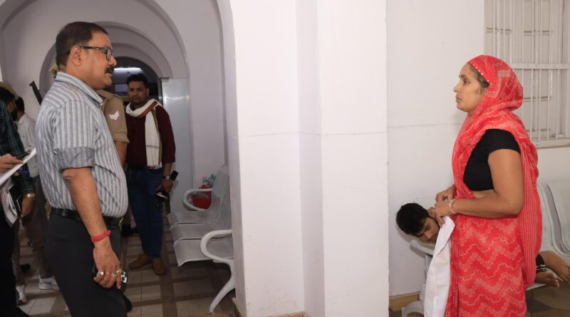 जनसुनवाई में जिलाधिकारी की संवेदनशील पहल, किडनी पीड़ित बच्चे को दिलाया तत्काल उपचार।आयुष्मान कार्ड न होने पर जिलाधिकारी ने बढ़ाया मदद का हाथ
