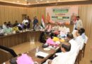 मा0 जनप्रतिनिधियों के करकमलों से कृषक दुर्घटना बीमा के लाभार्थियों को प्रदान किए जा रहे चेक