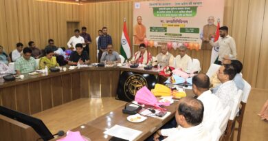 मा0 जनप्रतिनिधियों के करकमलों से कृषक दुर्घटना बीमा के लाभार्थियों को प्रदान किए जा रहे चेक