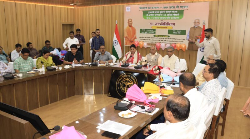 मा0 जनप्रतिनिधियों के करकमलों से कृषक दुर्घटना बीमा के लाभार्थियों को प्रदान किए जा रहे चेक