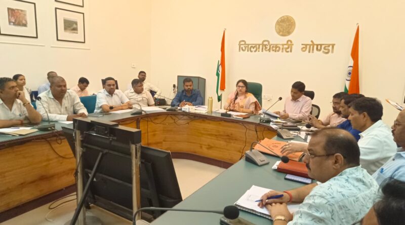 गोण्डा में विकास योजनाओं की समीक्षा, डीएम ने दिए सख्त निर्देश, वृक्षारोपण के लिए जल्द करें स्थलों का चयन