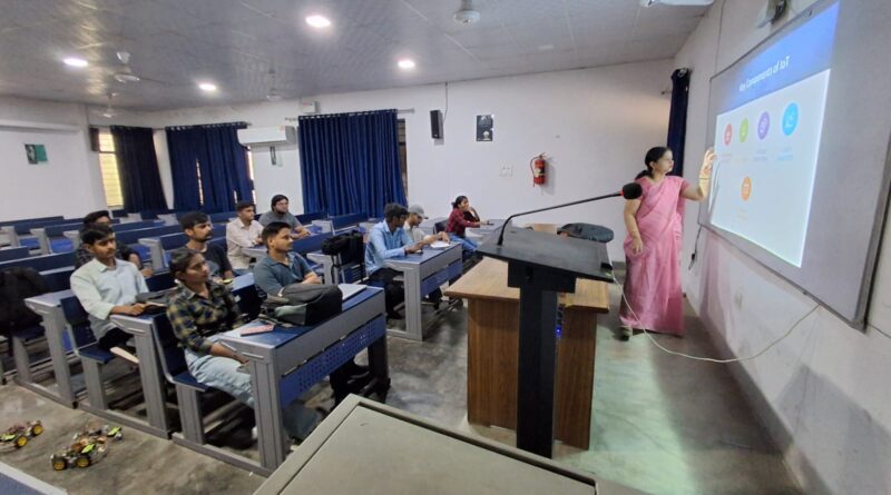 रूहेलखण्ड विश्वविद्यालय में समर आउटरीच कार्यक्रम के माध्यम से विद्यार्थियों को आधुनिक तकनीकों का व्यावहारिक प्रशिक्षण