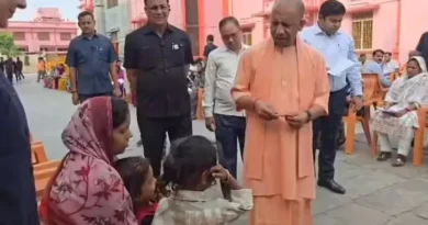 ‘तुम दोनों में से बड़ा कौन है? स्कूल जाते हो या नहीं’, जनता दरबार में CM योगी ने सुनीं 200 लोगों की समस्याएं