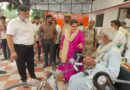 जिलाधिकारी ने दिव्यांग व्यक्ति को मौके पर ही दिलाई ट्राईसाइकिल तथा अन्य योजनाओं का भी लाभ देने के अधिकारियों को निर्देश