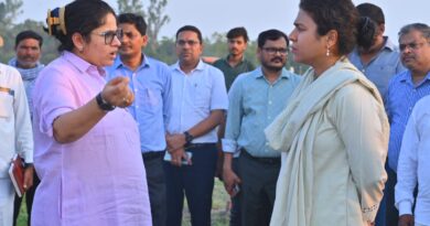मुख्यमंत्री के प्रस्तावित दौरे को लेकर प्रशासन अलर्ट, मंडलायुक्त ने चकरौत में लिया तैयारियों का जायजा
