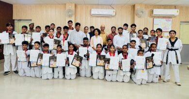 ब्लैक बेल्ट हासिल करने वाले खिलाड़ियों का सम्मान, मंडलायुक्त ने बढ़ाया हौसला; बेटियों को आत्मरक्षा के लिए किया प्रेरित