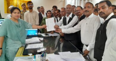 भीषण बिजली कटौती के खिलाफ अधिवक्ताओं का प्रदर्शन, बार एसोसिएशन ने डीएम को सौंपा ज्ञापन
