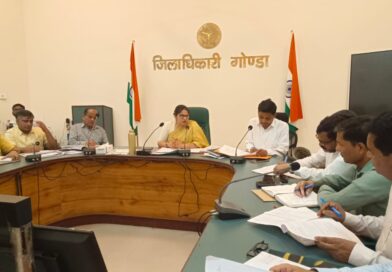 भवन निर्माण एवं अन्य निर्माण कार्यों की डीएम व सीडीओ ने की समीक्षा बैठक