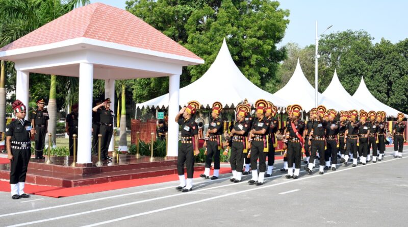 लखनऊ में एएमसी सेंटर और कॉलेज के ऑफिसर्स ट्रेनिंग कॉलेज में सीनियर कैडर कोर्स-01 की समापन परेड आयोजित।
