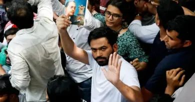 कॉकरोच जनता पार्टी का जंतर-मंतर पर प्रदर्शन जारी, फाउंडर अभिजीत भी मौजूद; शिक्षा मंत्री इस्तीफा दो के लग रहे नारे