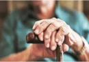योग से बुढ़ापे में रहेंगे स्वस्थ, आयुष मंत्रालय ने बताए बढ़ती उम्र में योगाभ्यास के फायदे