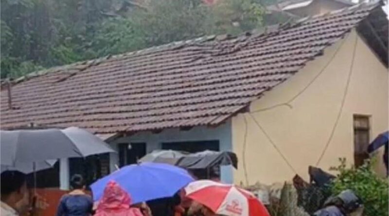 आधी रात बरपा बारिश का कहर! सोते हुए परिवार पर टूटा मिट्टी का पहाड़, दो मासूम बच्चियों समेत 3 की दर्दनाक मौत