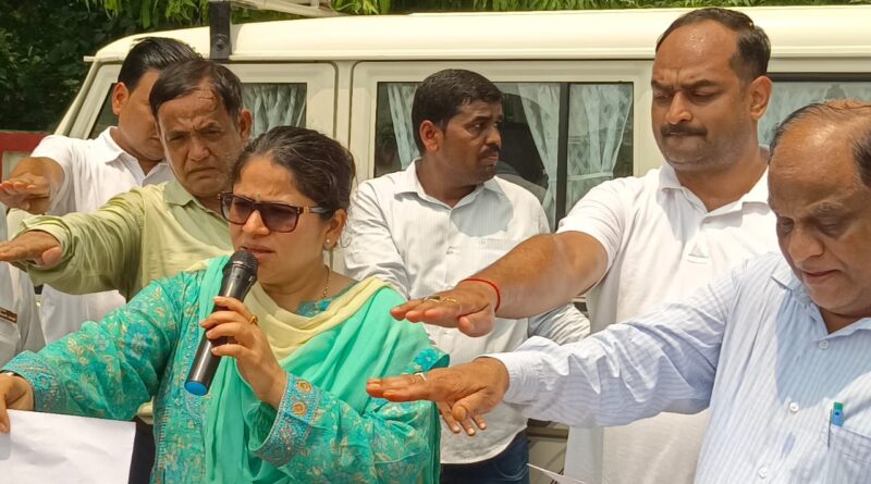 कलेक्ट्रेट परिसर से संचारी रोग नियंत्रण अभियान की रैली का शुभारंभ–जिलाधिकारी प्रियंका निरंजन ने दिखाई हरी झंडी