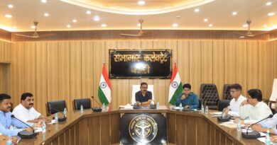 जिलाधिकारी ने राजनैतिक दलों के प्रतिनिधियों के साथ मतदेय स्थलों का सम्भाजन के संबंध में करी बैठक