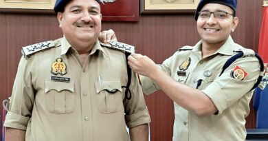 पुलिस अधीक्षक गोण्डा द्वारा निरीक्षक को पुलिस उपाधीक्षक के पद पर पदोन्नत होने पर उनके कंधो पर स्टार लगाकर बधाई दी गयी व उनके उज्जवल भविष्य के लिए कामना की गयी