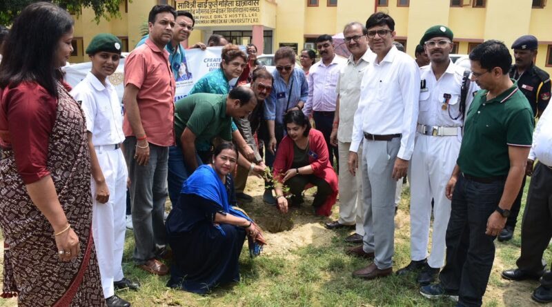 बीबीएयू में चला हरित अभियान, शिक्षकों-छात्राओं और रोटरी क्लब ने मिलकर किया पौधरोपण