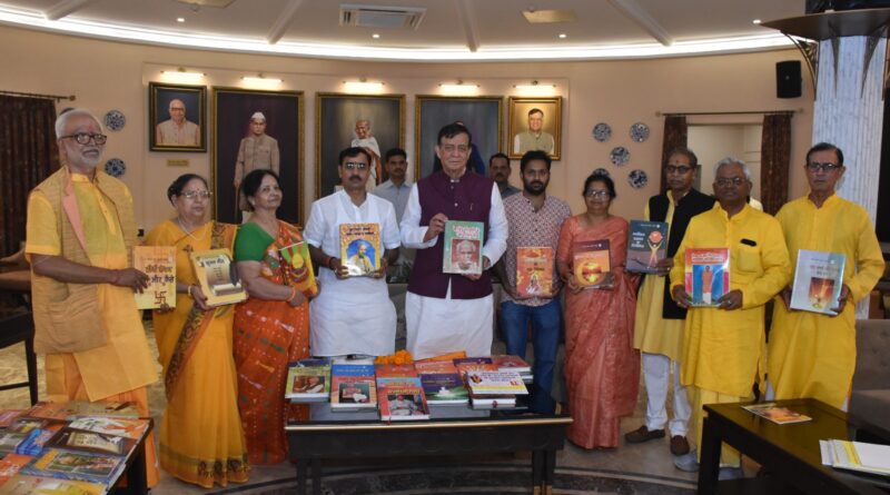 केवल शब्दों को पढ़ने का नहीं, उन्हें आत्मसात करने का भी काम किया जाए : सतीश महाना