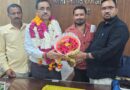 नवनियुक्त जिला पंचायत राज अधिकारी का स्वागत करते संघ के जिलाध्यक्ष राघवेंद्र तिवारी