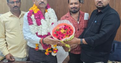 नवनियुक्त जिला पंचायत राज अधिकारी का स्वागत करते संघ के जिलाध्यक्ष राघवेंद्र तिवारी