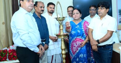 मुख्यमंत्री शिक्षक कैशलेस चिकित्सा योजना के अंतर्गत कार्ड वितरण कार्यक्रम श्री लाल बहादुर शास्त्री डिग्री कॉलेज के ललिता सभागार में हुआ संपन्न