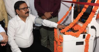 जिलाधिकारी ने कलेक्ट्रेट में आम जनमानस के लिए हेल्थ एटीएम का फीता काटकर किया शुभारंभ