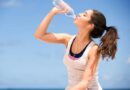 Standing Drinking Water: क्या खड़े होकर बोतल से पानी पीना सच में नुकसानदायक है? जानिए क्या कहते हैं विशेषज्ञ