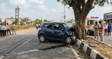 दुर्ग में रफ्तार का कहर! डिवाइडर से टकराकर पेड़ से भिड़ी बेकाबू कार, दो युवकों की मौके पर मौत