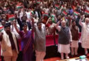 PM मोदी ने NDA सांसदों संग लहराया तिरंगा, संसद परिसर में झारखंड मुद्दे पर सत्ता पक्ष का शक्ति प्रदर्शन