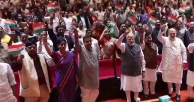 PM मोदी ने NDA सांसदों संग लहराया तिरंगा, संसद परिसर में झारखंड मुद्दे पर सत्ता पक्ष का शक्ति प्रदर्शन