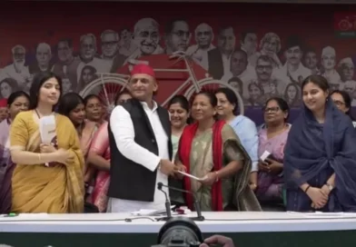 अखिलेश यादव का महिला कार्ड, महिलाओं को हर साल 40 हजार और बेटियों को लैपटॉप देने का बड़ा ऐलान