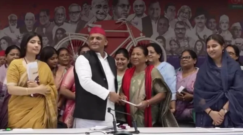 महिलाओं को हर साल 40 हजार रुपये, मुफ्त बस यात्रा और छात्राओं को लैपटॉप; सपा ने यूपी चुनाव के लिए खोला वादों का पिटारा