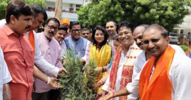 एक पेड़ मां के नाम’ अभियान के तहत लखनऊ में पौधरोपण, वेदान्त कंप्यूटर एकेडमी ने किया कार्यक्रम का आयोजन