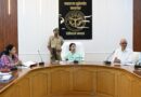 स्वास्थ्य सेवाओं में लापरवाही पर सख्त चेतावनी, मंडलायुक्त ने अधिकारियों को दिए कड़े निर्देश; टीकाकरण से आयुष्मान तक सभी योजनाओं की गहन समीक्षा