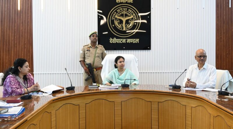 स्वास्थ्य सेवाओं में लापरवाही पर सख्त चेतावनी, मंडलायुक्त ने अधिकारियों को दिए कड़े निर्देश; टीकाकरण से आयुष्मान तक सभी योजनाओं की गहन समीक्षा