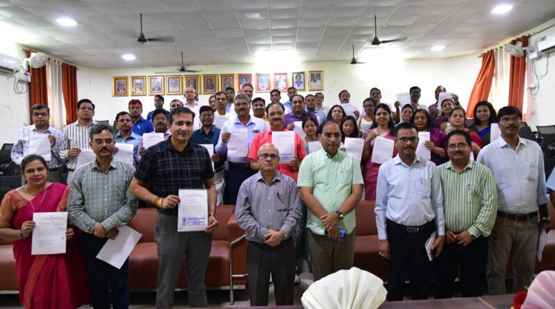 रुहेलखण्ड विश्वविद्यालय के इतिहास में ऐतिहासिक उपलब्धि : 45 शिक्षकों को एक साथ मिली पदोन्नति, कुलपति ने सौंपे प्रमाण-पत्र